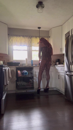 Orlandi480: Sissy crossdresser ama de casa haciendo tareas