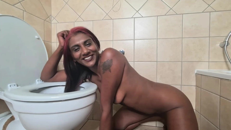 domslutfucker: Desi děvka Lidská toaleta sprosté řeči, splachování hlavy, lízání toalety