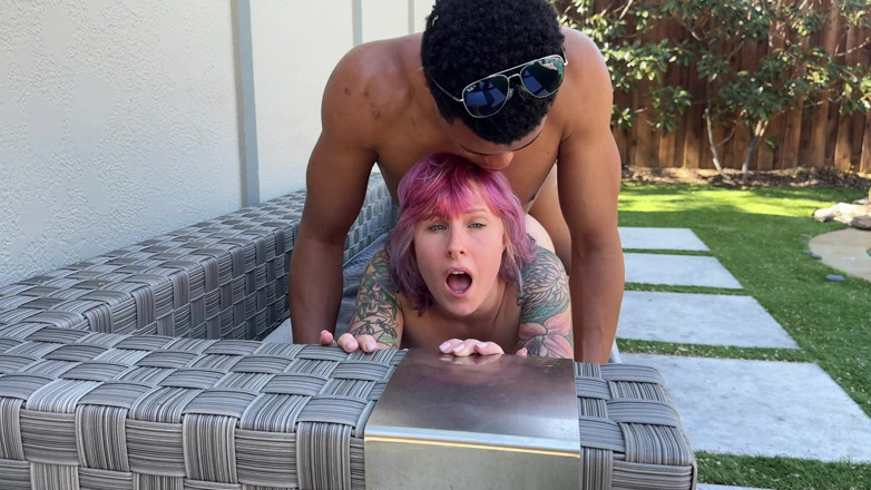 Cutikatxoxo: MiLF alternativa viene scopata in piscina da un bbc