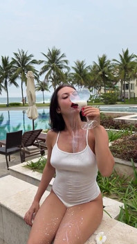 Ordenhando e ficando bagunçada em bodysuit see-through ao ar livre