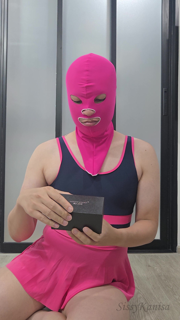 SissyKanisa: Sissy Kanisa Unbox Her New Toy. Rose Mouth Plug Dildo