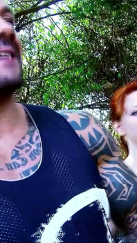 Ruiva milf Vicki ao ar livre fodida por cara musculoso com pau grande