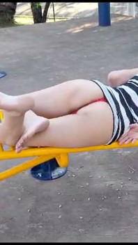 Soția se dă mare în public în parc!