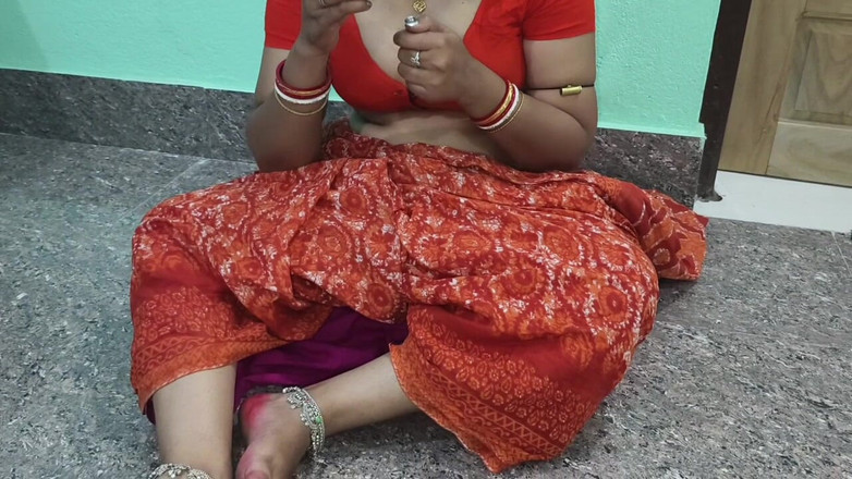 Sona bhabhi: Güzel Hintli Bengalli saree wali yengenin yüzüne sikiş sakso ağzına...