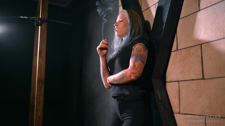 Cruel Anettes fetish world: Fumando sulla croce di andrew 4K
