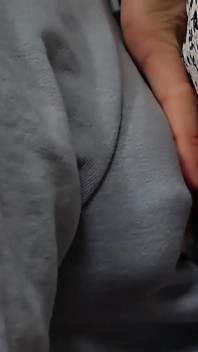 Omylem se dotkla cizího ptáka ve vlaku. Zasul penis pod její sukni a udělal se