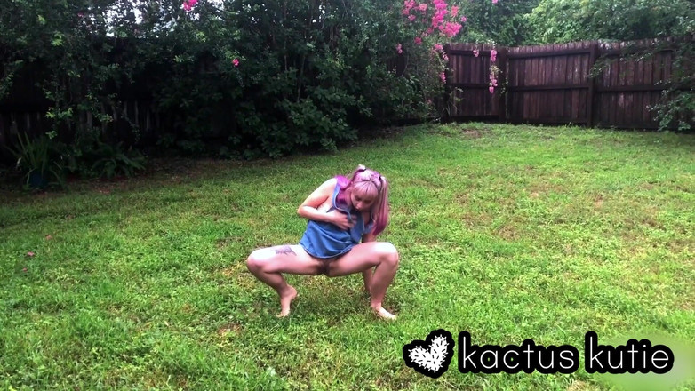 kactus kutie: Đi tiểu và ngớ ngẩn trong mưa