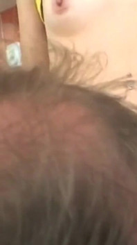 Brünettes mädchen hat sex zu dritt mit älterem paar in der küche zu hause