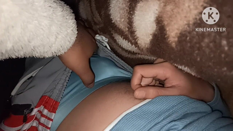 Desi__Panda: Omg mitbewohnerin großer monsterschwanz masturbiert erstmals