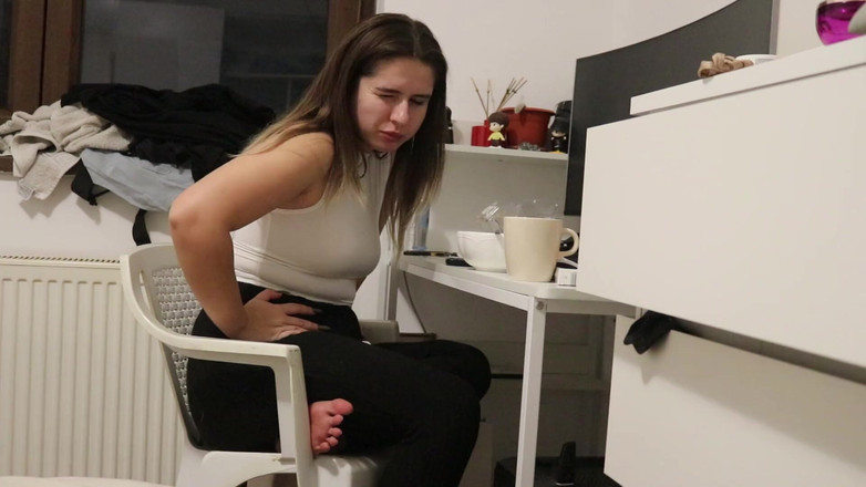 NipsAndStrips: Pruttar medan jag äter vid mitt skrivbord