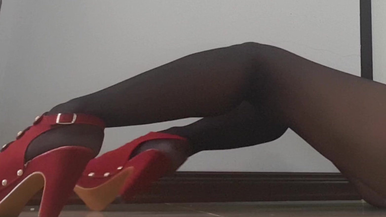 6-movies: Shoe, leg and ass teasing in stockings