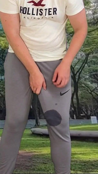 Venkovní mrdka v šedých teplákách