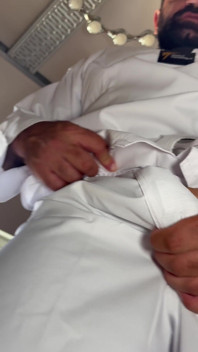 Karate-kämpfer bekommt seine muskeln angebetet und wichst