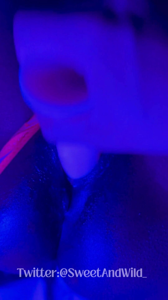 AfroLatinCouple: Murzynka bogini wycieka neonowe stringi i dildo tryska