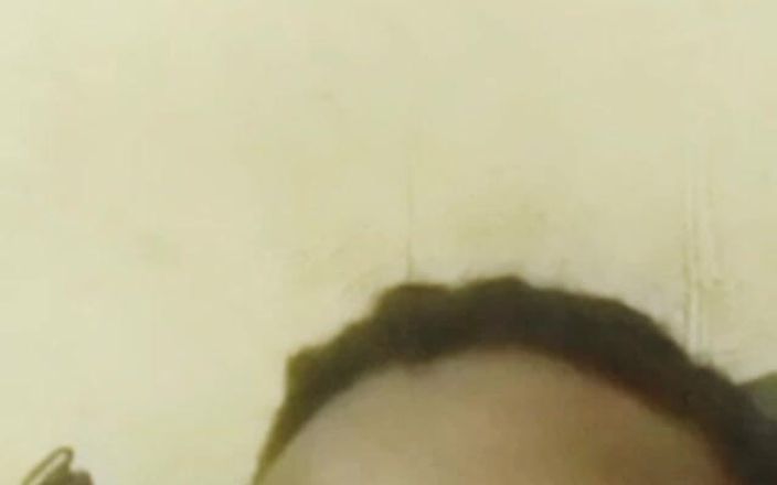 Me and my new slut: 黑人熟女婊子喜欢随叫随到地自慰，