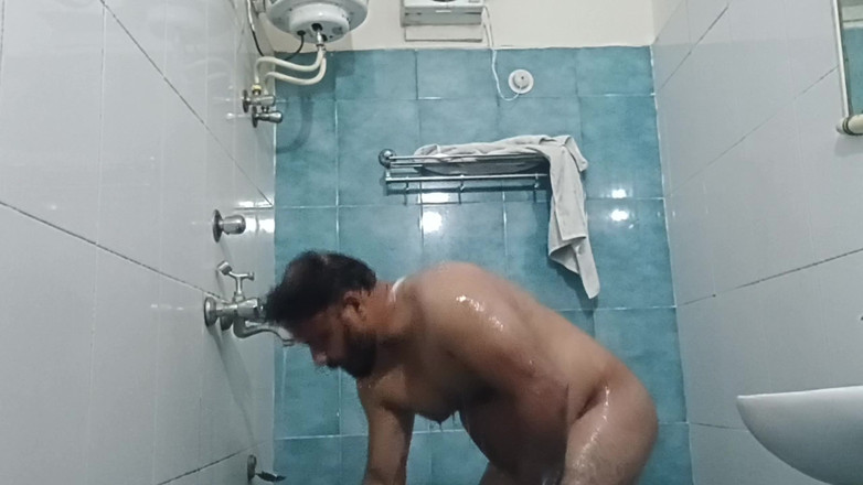 Daddy Dude: Un papà indiano nudo si gode una doccia calda e...