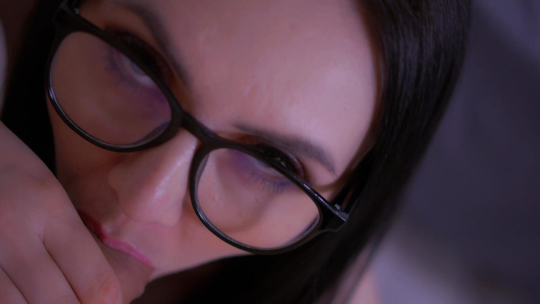 Muddy pussy: Zlobivá MILFka kouří svého muže a dostane výstřik na obličej.