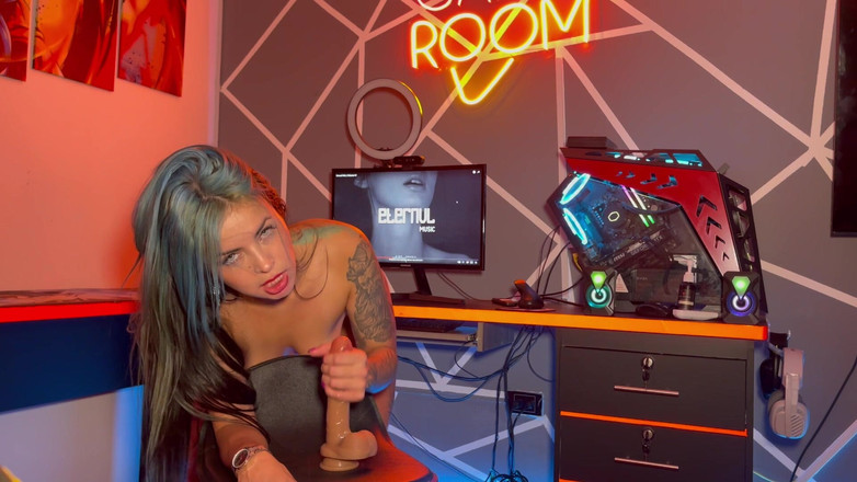 SoyMarce: Sesso virtuale con Anitta che punisce il suo culo bisex...