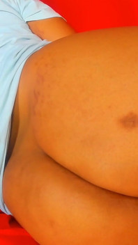 La miLF culona guarda segretamente il porno mentre si masturba