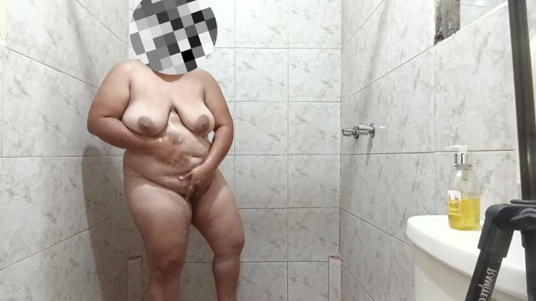 Stepmom_with_big_tits: 性感的拉丁女孩在洗澡时非常富有地抚摸自己，并拥有巨大的乳房。