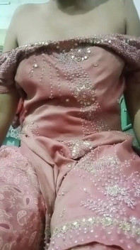 Crossdresser Gay India Berkongkek buatan sendiri sebenar dalam salwar merah jambu Kurta dengan Jerawat Berat Sama Seperti Suri rumah