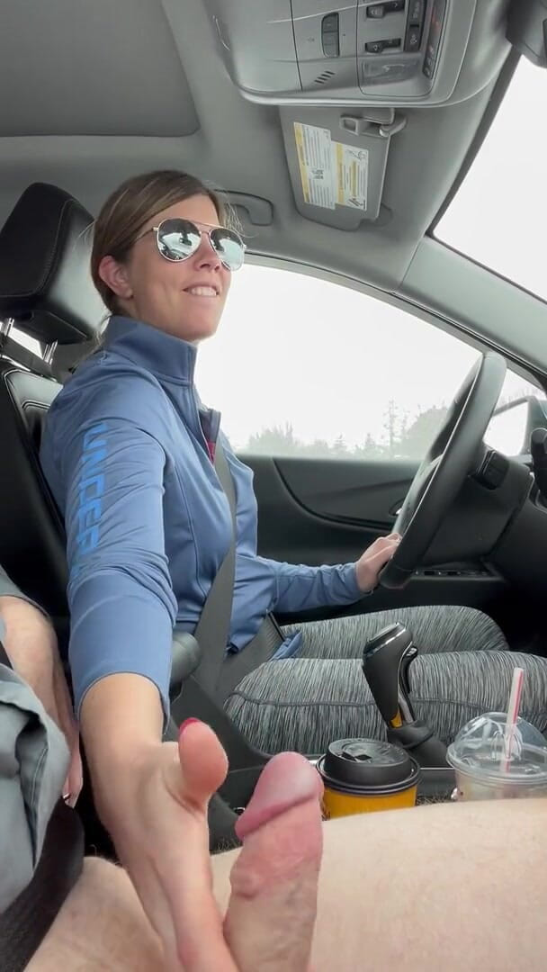 Lisa Brooks: Bonita morena chega e me masturba em seu carro