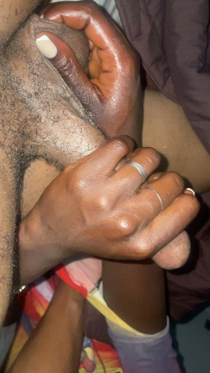 DivaHouz: 由黑人女神提供的热辣精油球和大黑屌按摩，然后插入第一人称视角流白浆的阴户骑乘