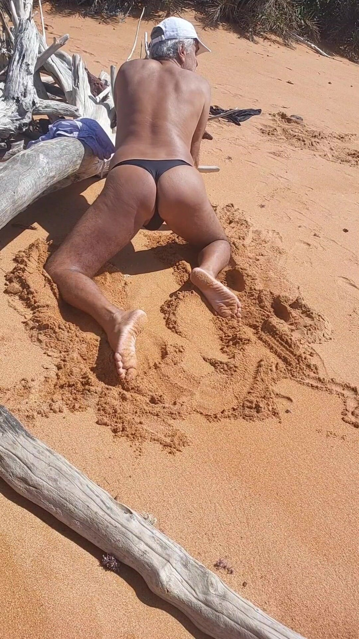 Ladysilvas: Ladysilva en la playa en bragas bronceando su culo caliente
