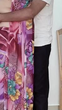操喀拉拉邦女仆的女孩，甚至她打电话给继兄弟