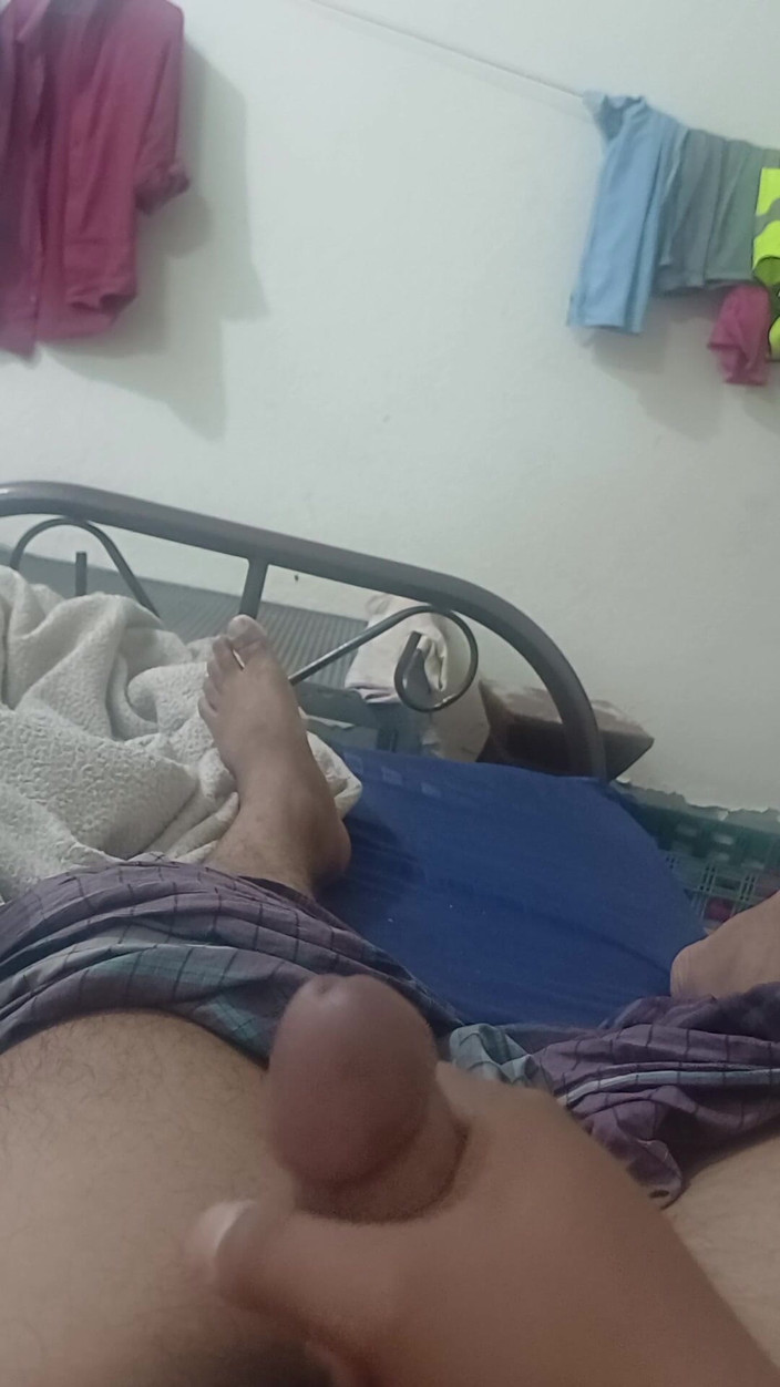 5 Large: Bangladesi-jongen Musterbate in zijn slaapkamer.