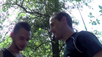 YOUNG FUCKED BY OLDER: Sexy twink ošukaná starším v exhib plavbě venku