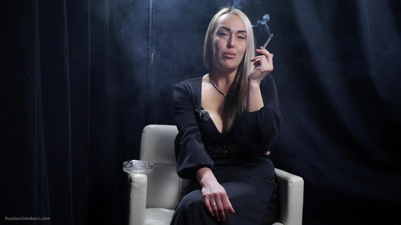 Russian Smokers: Merokok yang menggoda dengan wanita matang 8 min