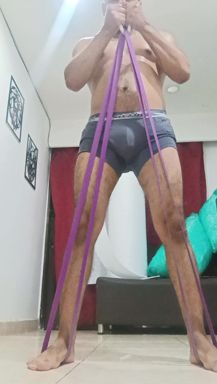 Tommhot: Sexy behaarte latino, die zu hause trainiert