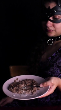 Masticando su Brownie y corriéndose en ella