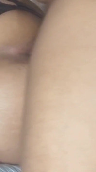 Pequena morena milf abre a bunda sem dobras anais
