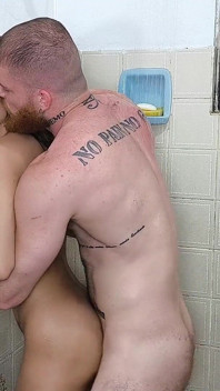 Mi ha scopata in bagno molto bene nel pelo