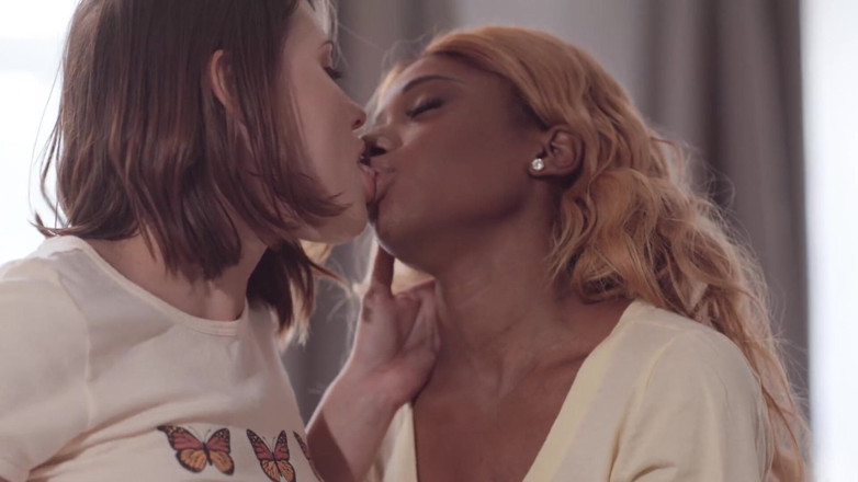 SweetheartVideo: เลสเบี้ยนต่อเนื่อง