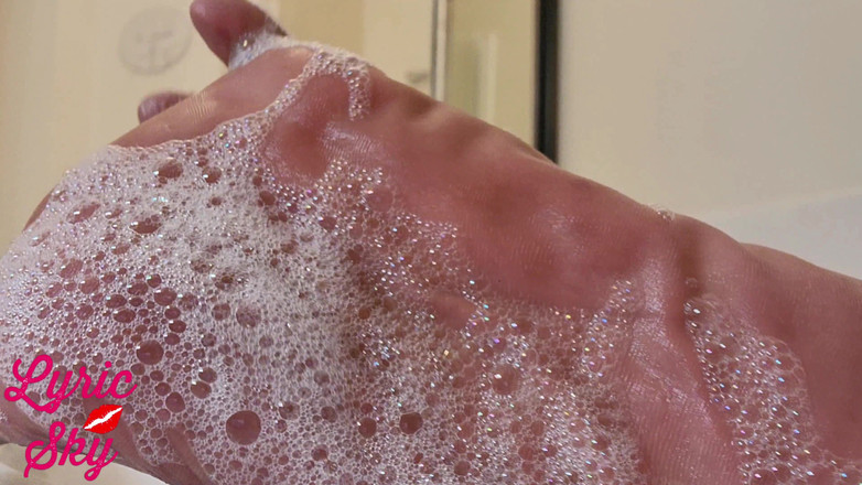 LyricsWay: Ébano deusa Lyric Sky's Bubble Bath Twerk Seduction - Beba minha água...