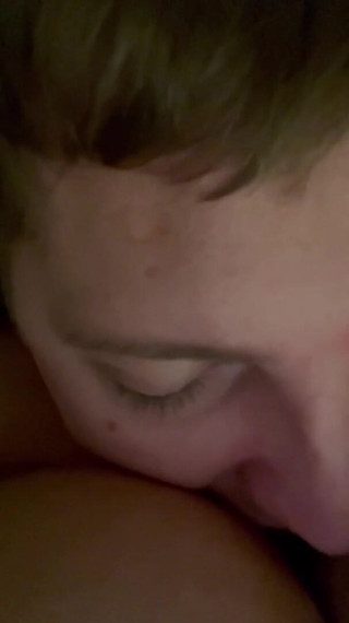 Filthy British Couple: 说下流话的荡妇在舔和吮吸她爸爸的屁股之前被舔屁股