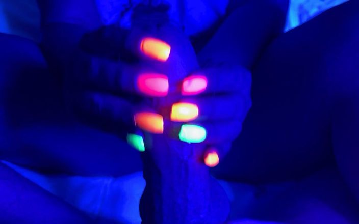 Latina malas nail house: Luz negra brilhando na punheta com unhas