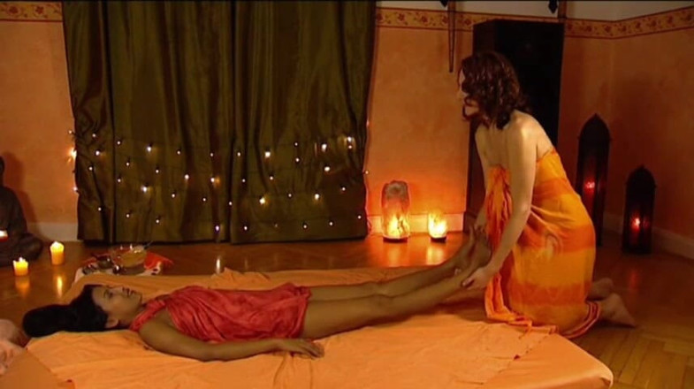 Touch The Body: Sentuh badan: Urut lesbian Tantra: bahagian 2