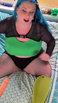 Jeu de pieds et levrette avec la machine à baiser - fille solo