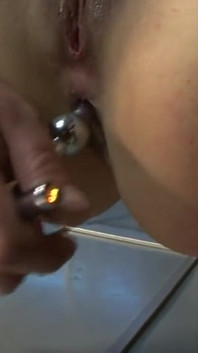 Umiliante scopata in culo con un dildo