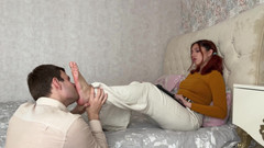 Foot Girls: Il feticismo del piede insaponato! Lui vuole sentire l'odore dei...