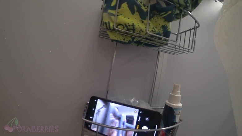 Ethan Alex: Seksowny twink goli się i spuści pod hostelowym wspólnym prysznicem