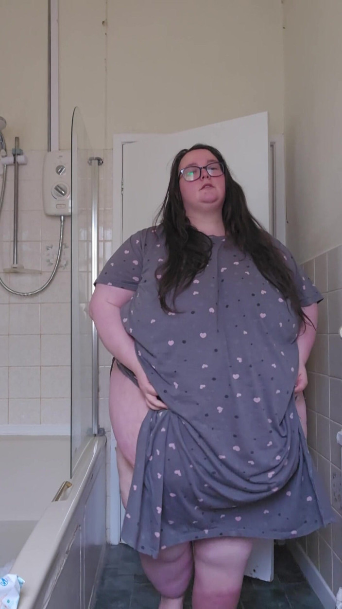 SSBBWLadyBrads: SSBBW 화장실 뚱뚱한 체 체 탐색에서 스트립