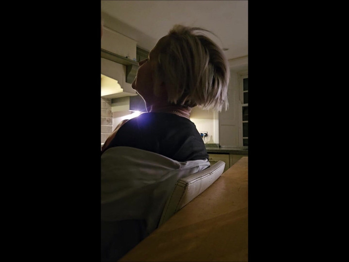 SilverFux: O gospodină matură infidelă este futută în bucătăria ei de vecinul...