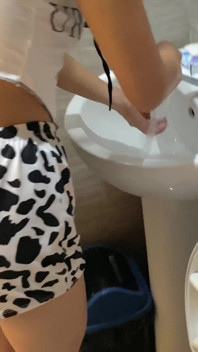내 이복 여동생을 따먹고 그녀는 나를 그녀의 보지에 사정하게 만든다.