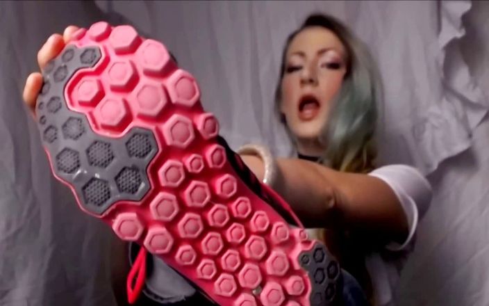 Solo Austria: Shoe worship with her new sneakers