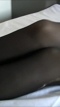 Cagoulée avec des collants super puants et attachée comme un putain de cochon !
